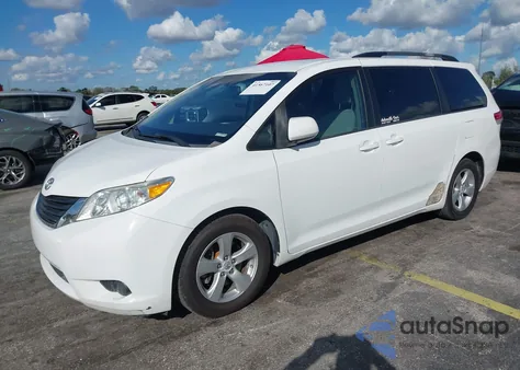 2013 Toyota Sienna Le V6 8 Passenger z USA, uszkodzony, nr VIN 5TDKK3DC6DS307992